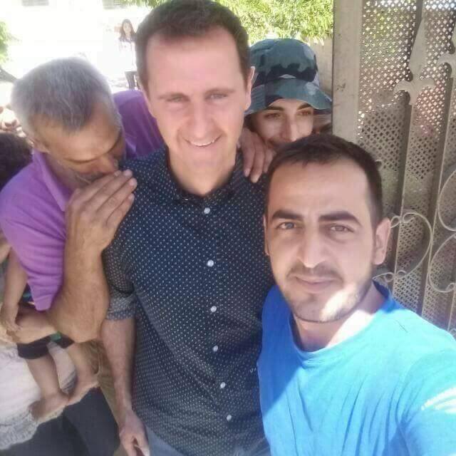 به‌شار ئه‌سه‌د و هاوژینه‌كه‌ی له‌ گوندێكی ده‌وروبه‌ری حه‌ما ده‌رده‌كه‌ون